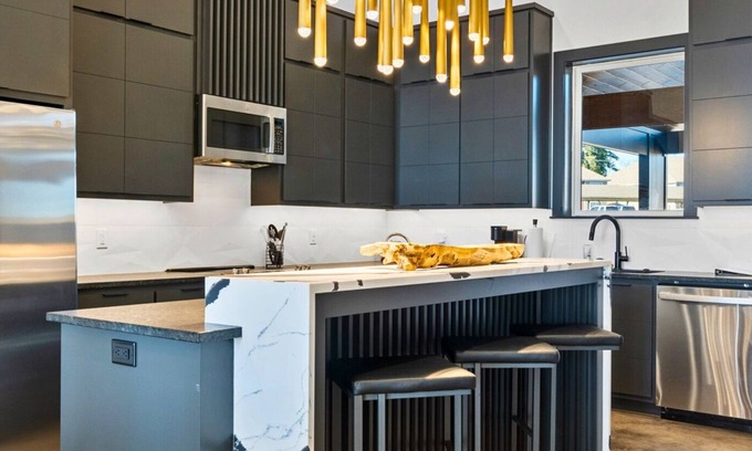 Piney House | Modern Retreat with Rooftop and Lake Access