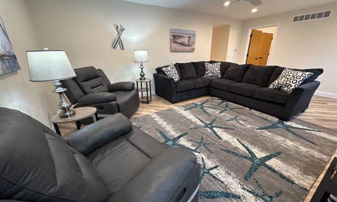 Bay City Apartment | Modern Riverbend Suites - 2BR