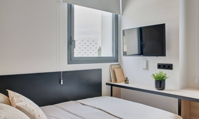 Milagrosa Apartment | Modern Room with High-Speed Wi-Fi in Pamplona