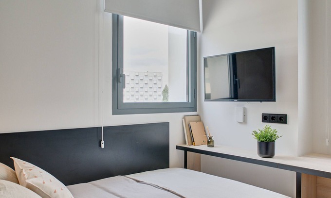 Milagrosa Apartment | Modern Room with High-Speed Wi-Fi in Pamplona