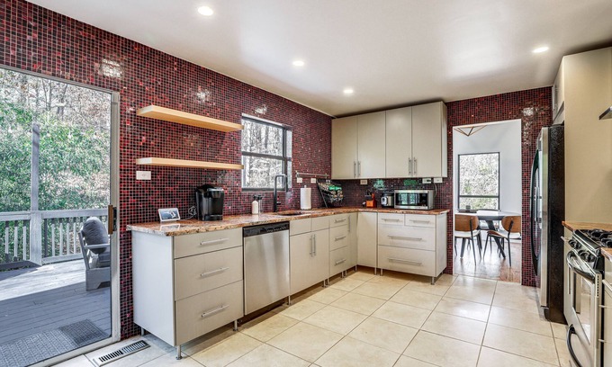 Roswell House | Modern Roswell Vacation Rental ~ 3 Mi to Downtown!