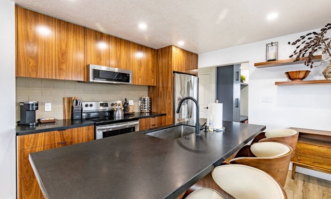 People's Freeway Apartment | Modern Rustic House with Hot Tub Near Downtown