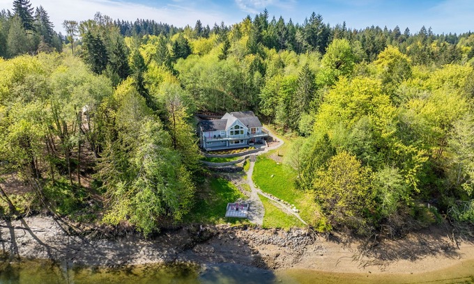 Shelton House | Modern Shelton Waterfront:Hot Tub,Games&Serenity