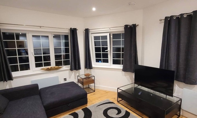 Rochester Apartment | Modern Spacious 2 Bed Flat in Strood Rochester On High Street