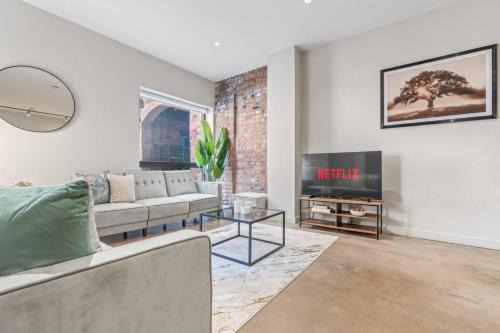 Bordesley Apartment | Modern Spacious 2BR in the Heart of Digbeth, Sleeps 6, Family Friendly, Parking, WiFi, Near Bullring