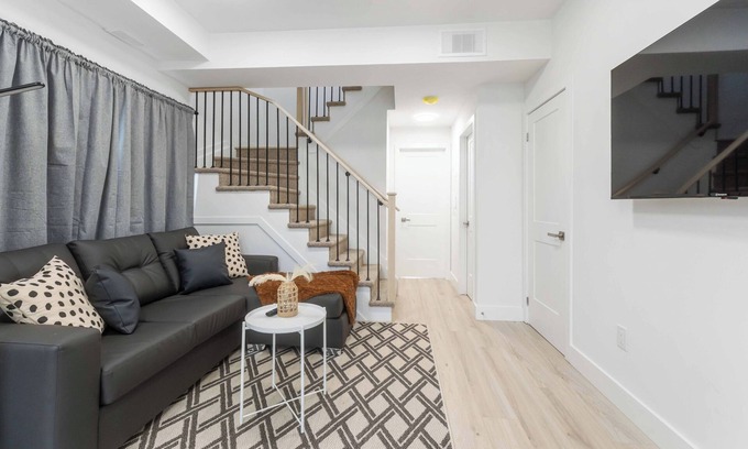 Niagara Falls Condo | Modern/Spacious 2-story 2-bedrm townhome/rooftop patio. Near all things Niagara!