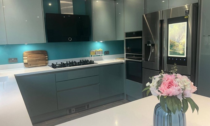 Bradley Stoke House | Modern Spacious 4 Bedroom Detached House in Residential Area