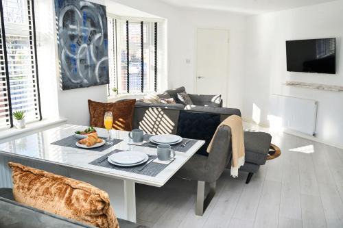 Manchester House | Modern, Spacious Home Near City Centre, Workspace & WiFi,