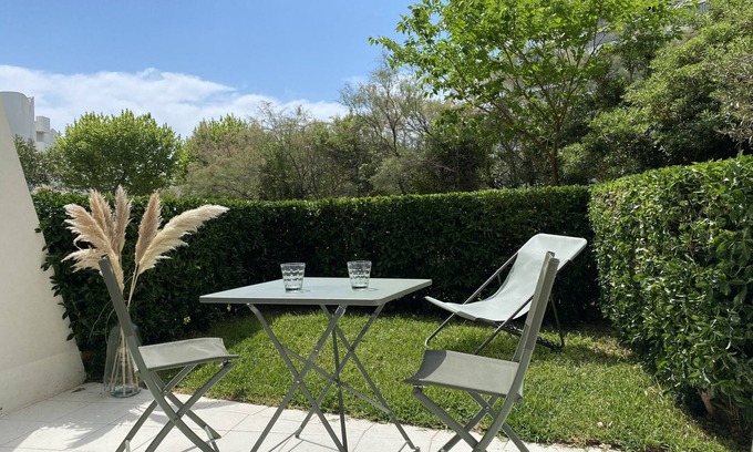Le Couchant Apartment | Modern studio 150 m from the sea with large terrace and garden