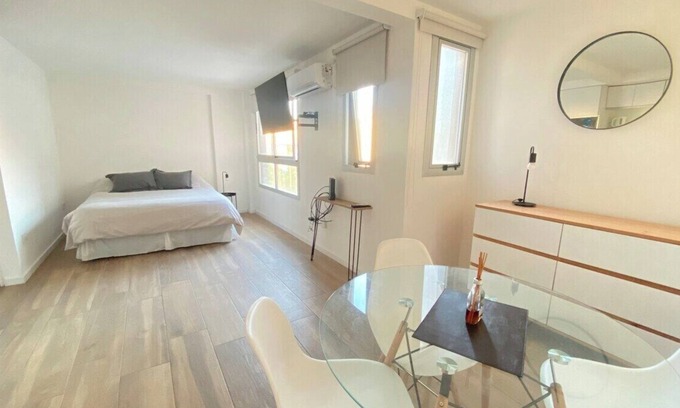 Constitucion Apartment | Modern studio 5 blocks from UADE