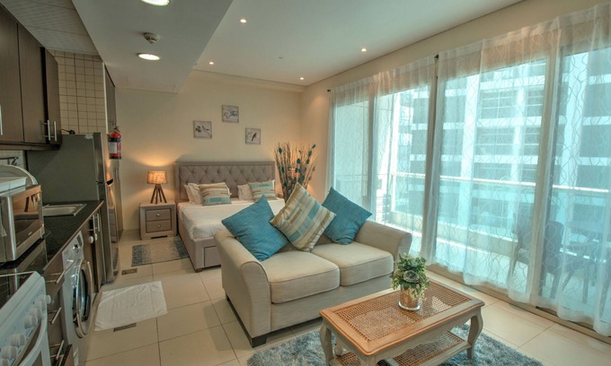Dubai Marina Apartment | Modern Studio at Royal Oceanic JBR by Deluxe Holiday Homes