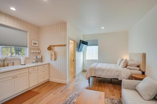 Sunriver Apartment | Modern Studio in Bend about 3 Mi to Sunriver Resort!