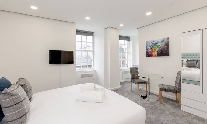 Old Town Apartment | Modern Studio next to Edinburgh Castle