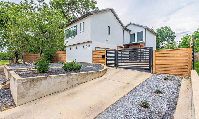 Dallas Apartment | Modern studio with WiFi, full kitchen with wash/dryer close to downtown Dallas.