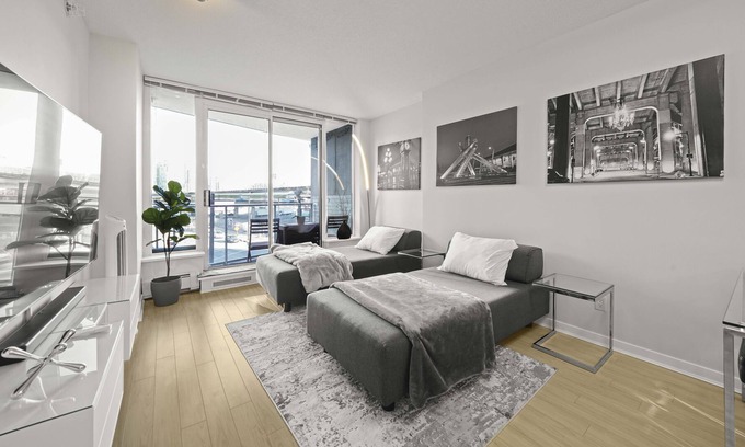 Gastown Condo | Modern, Stylish 2br Condo - Sleeps 5+Pool/Gym/More