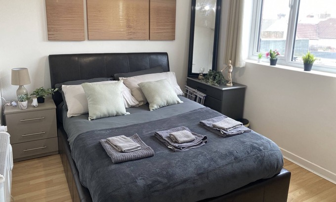Sunderland Apartment | Modern & Stylish Flat - Sunderland City Centre / Royal Hospital - Sleeps up to 3