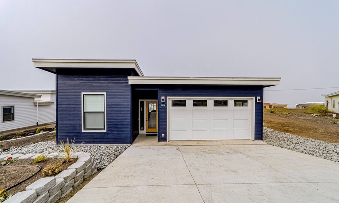 Gold Beach House | Modern & stylish getaway with fireplace, WiFi, AC, & W/D - walk to beach