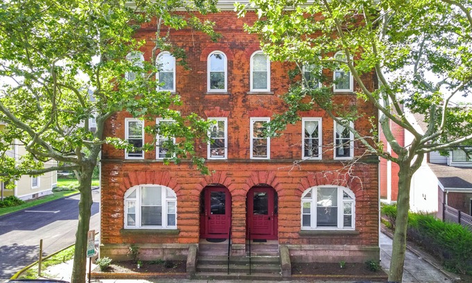 Mill River Apartment | Modern Stylish Unit in Wooster Sq, New Haven - This is a 29-night min booking