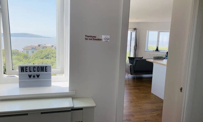 Weston-super-Mare Apartment | Modern top floor apartment with panoramic sea view