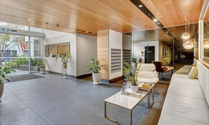 Newstead Apartment | Modern top floor, entire unit with parking, pool & gym