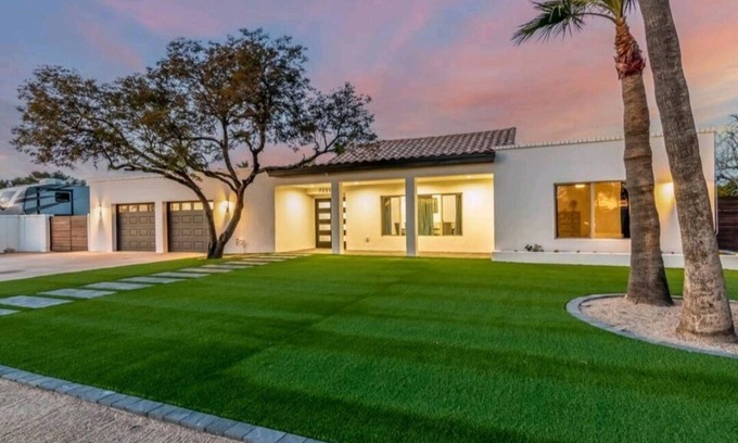 Glendale House | Modern Top Gun House in Arrowhead district. nHeated Pool/Outdoor BBQ/Bar/Games
