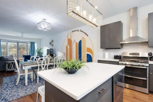 North Nashville House | Modern Townhome, Large Game Room, 10min to Downtown! Sleeps 10!