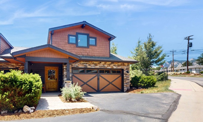 Estes Park House | Modern townhomes with TV's, patio, & W/D - near Lake Estes