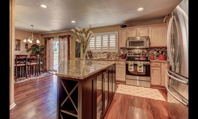 Aurora House | Modern townhouse located right off of 470 sleeps 8