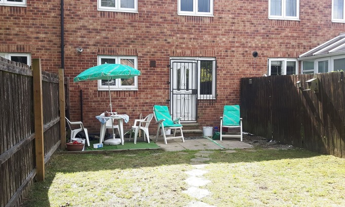 Bramley House | Modern townhouse with gas combi boiler heating system,private parking and garden