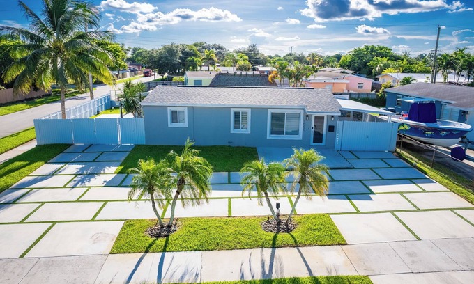 West Hollywood House | Modern Tropical Pool Oasis in Hollywood, Fire Pit, Tiki Bar Hot tub & More