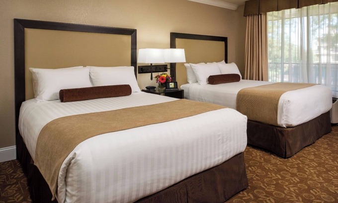 Barron Park Hotel | Modern Unit with Outdoor Heated Pool, Free Breakfast & Parking Near Stanford