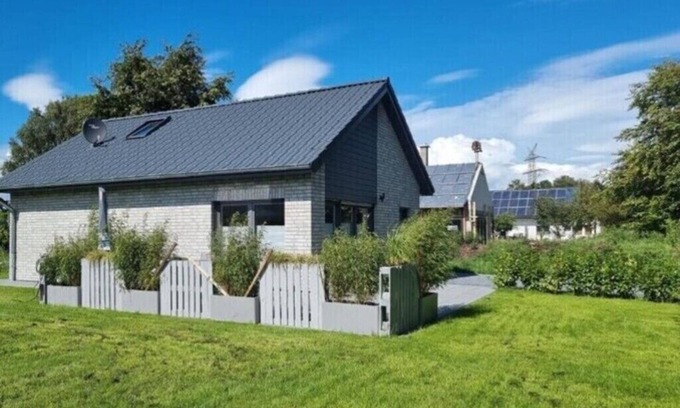 Wiefelstede House | Modern vacation home on Lake Bernstein! Close to the beach and family-friendly!