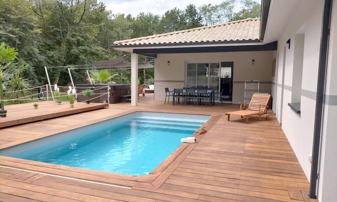 Ayguemorte-les-Graves Villa | Modern villa with spacious jacuzzi, heated pool, 10 min from Bordeaux ring road