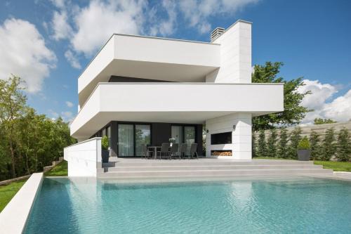 Vela Traba Villa | Modern Villa 55 with Pool and Spa