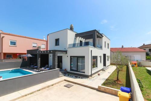 Skatari Villa | Modern villa Maeni with private pool in Pula