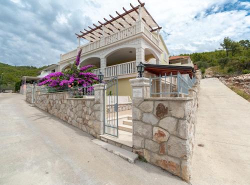 Prizba Villa | Modern Villa Near the Sea