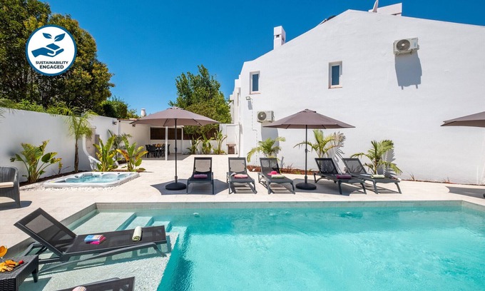 Montechoro Villa | Modern villa w/heatable pool & BBQ, Albufeira