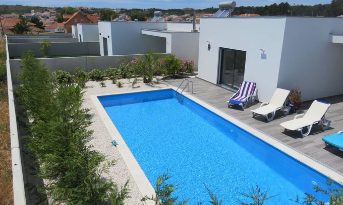 Foz do Arelho Villa | Modern villa with terrace and heated pool close to the lagoon and ocean