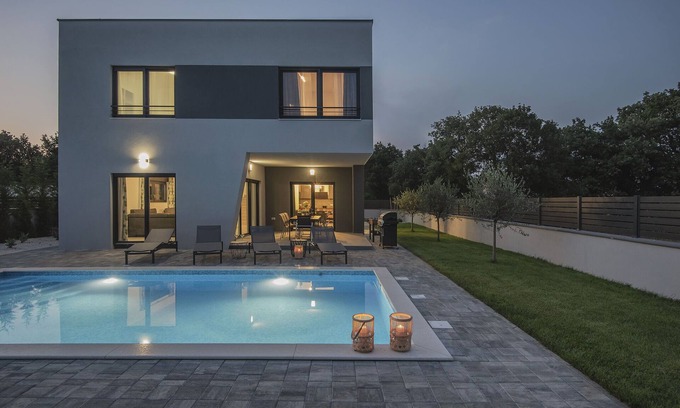 Jadreski Villa | Modern villa with heated pool