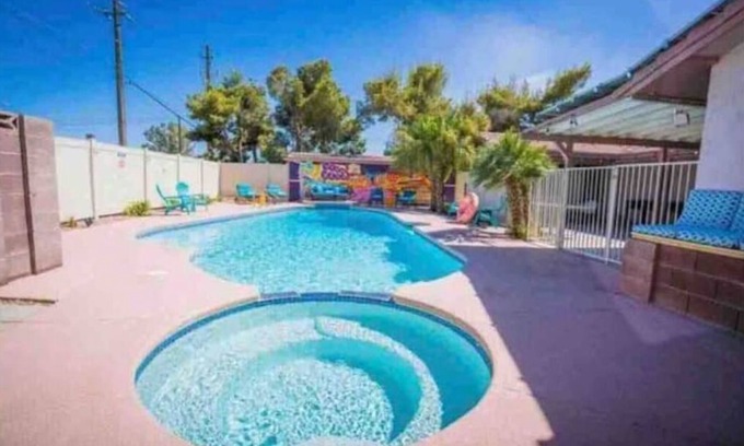 Paradise House | Modern/Vintage Home Getaway & near Strip