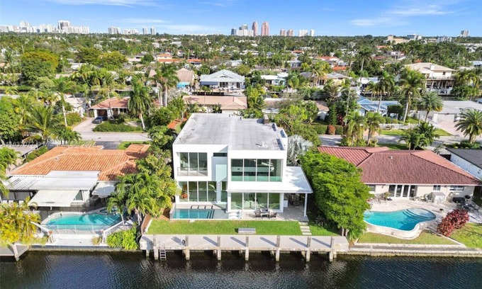 Poinsettia Heights House | Modern waterfront property