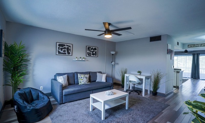 Tampa Condo | Modern Waterview 2BR Condo Mins From Airport