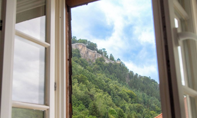 Konigstein an der Elbe Apartment | Moderne Ferienwohnung mit Festungsblick im Zentrum