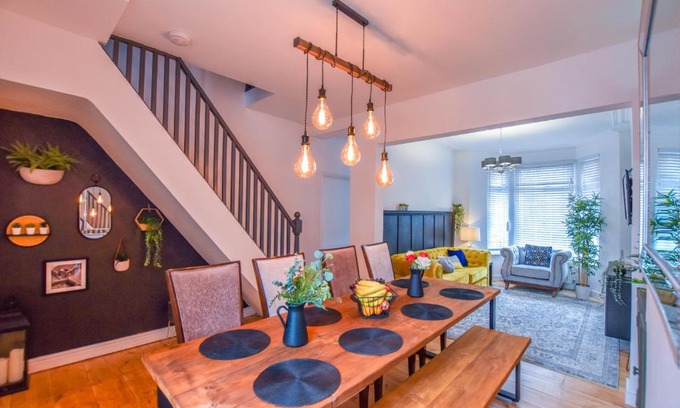 Roath House | Modernistic 4-bedroom home close to City Centre