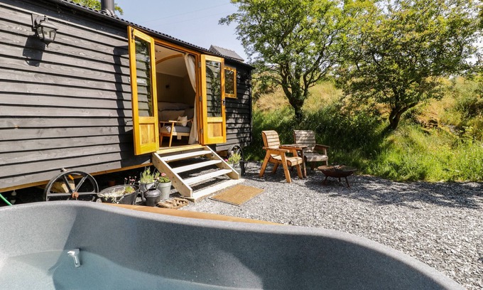 Llanbedr Cottage | MOELFRE - SHEPHERDS HUT, romantic, with hot tub in Llanbedr