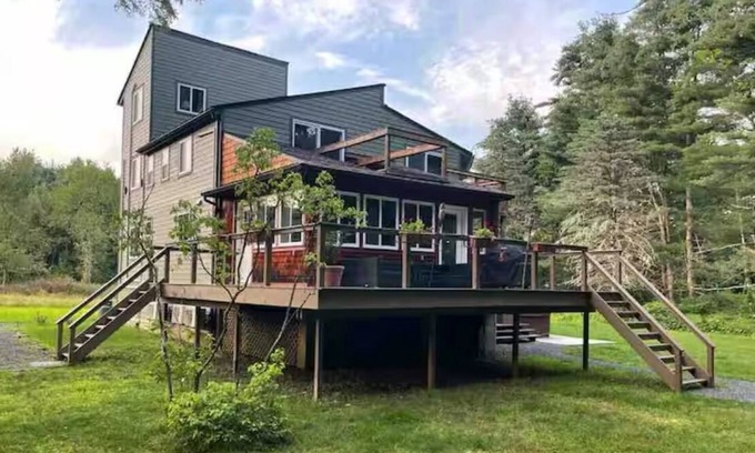 High Falls House | Mohonk's Peaceful 5BR-3BA~Jacuzzi~Huge Deck~Right On Coxing Kill~ Private Road