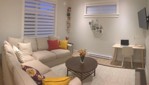 Sidney Apartment | Mollys Cottage-The Suite on Vancouver Island near YYJ Airport and the WA and BC Ferries