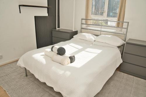 Swiss Cottage Apartment | Moments Made Here, Cosy 4-Bed Swiss Cottage, Perfect for 10, Free WiFi
