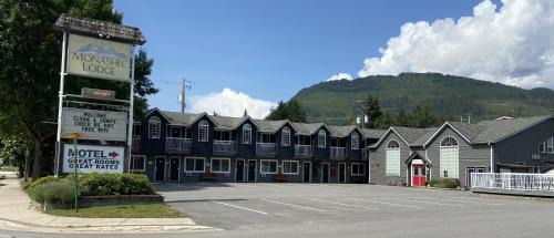 Revelstoke Hotel | Monashee Lodge