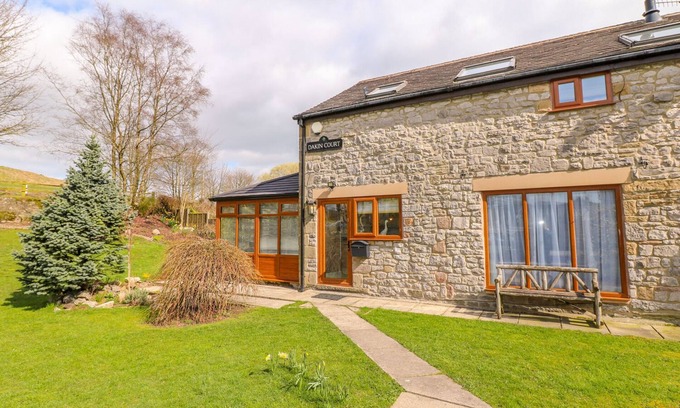 Buxton Cottage | MONK'S COTTAGE, pet friendly, with hot tub in Buxton
